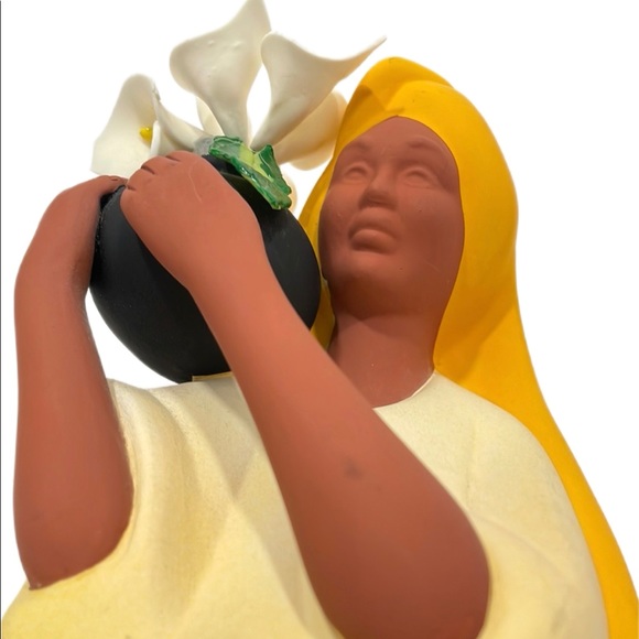 Woman with Lilies Latin American Folk Art Terracotta Figurine - Picture 8 of 10